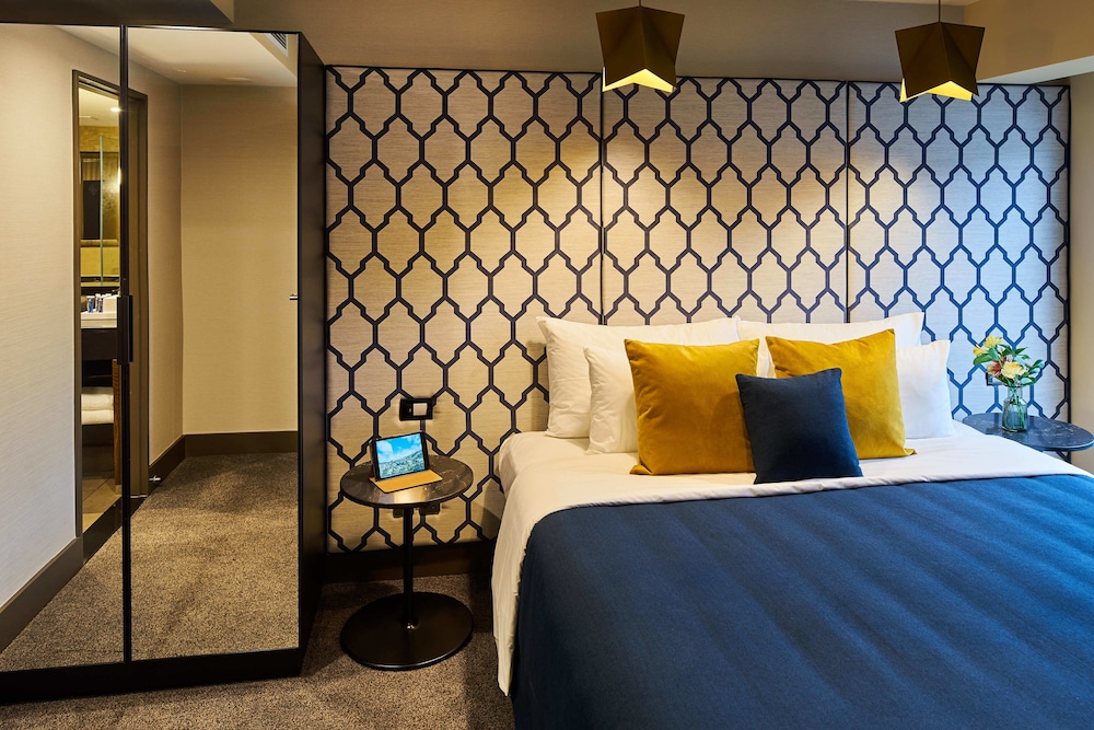 PREMIER, SUITE, KING BED