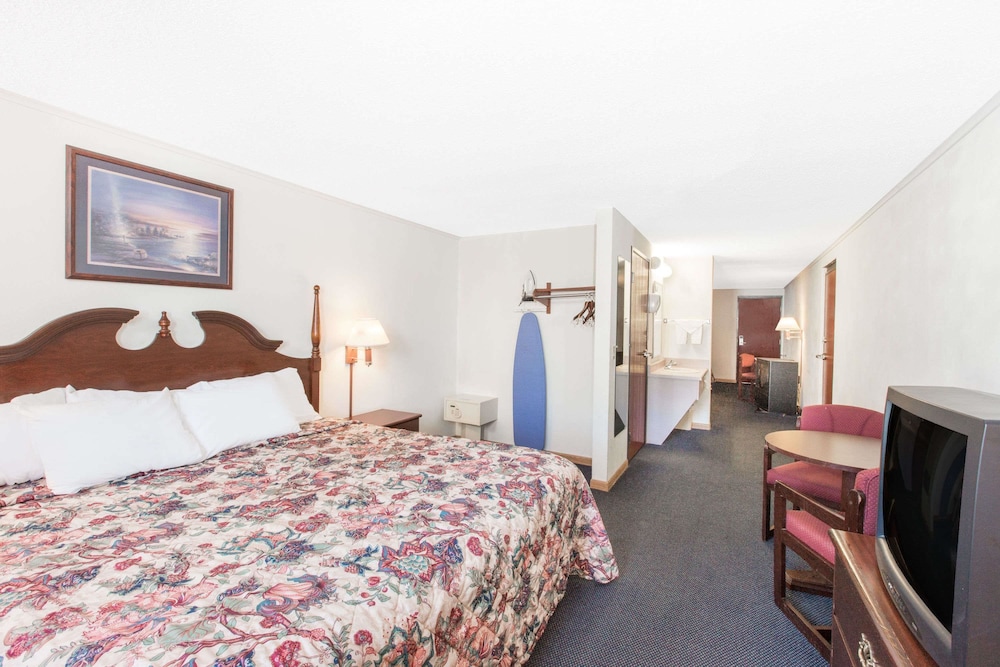 Days Inn by Wyndham Effingham 5/16