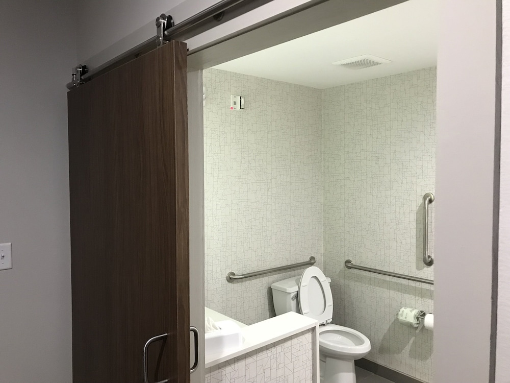HOLIDAY INN EXPRESS PINEVILLE-ALEXANDRIA AREA 20/49