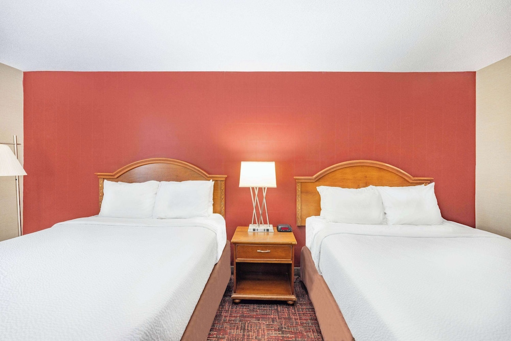 Room, 2 Queen Beds, Pool Side