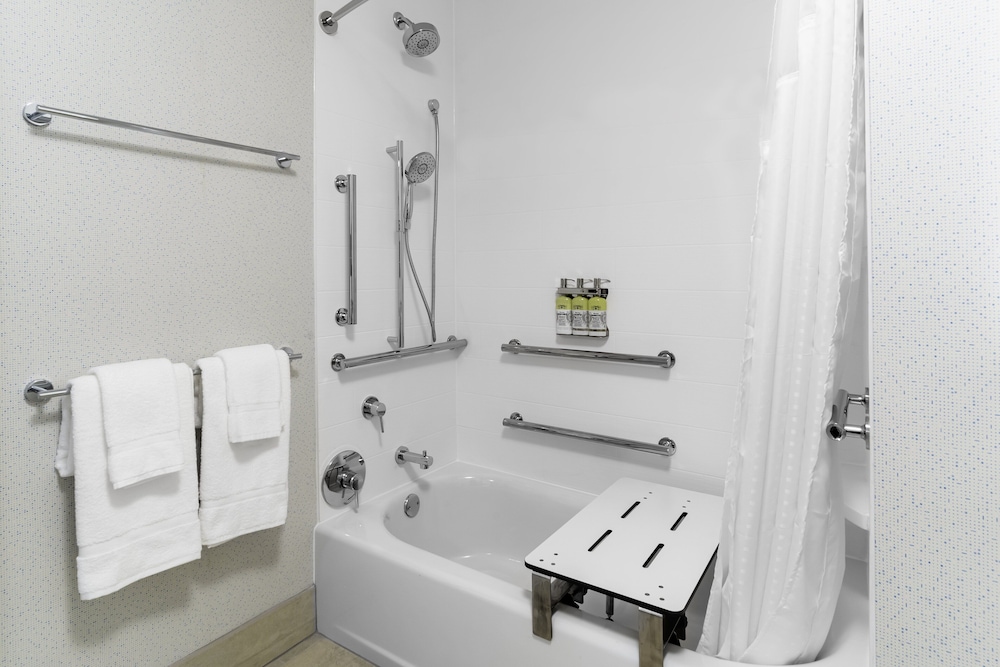 Holiday Inn Express & Suites Milwaukee - West Allis 15/61