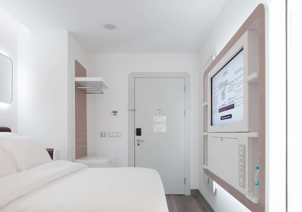 PLUS, PREMIUM, QUEEN BED