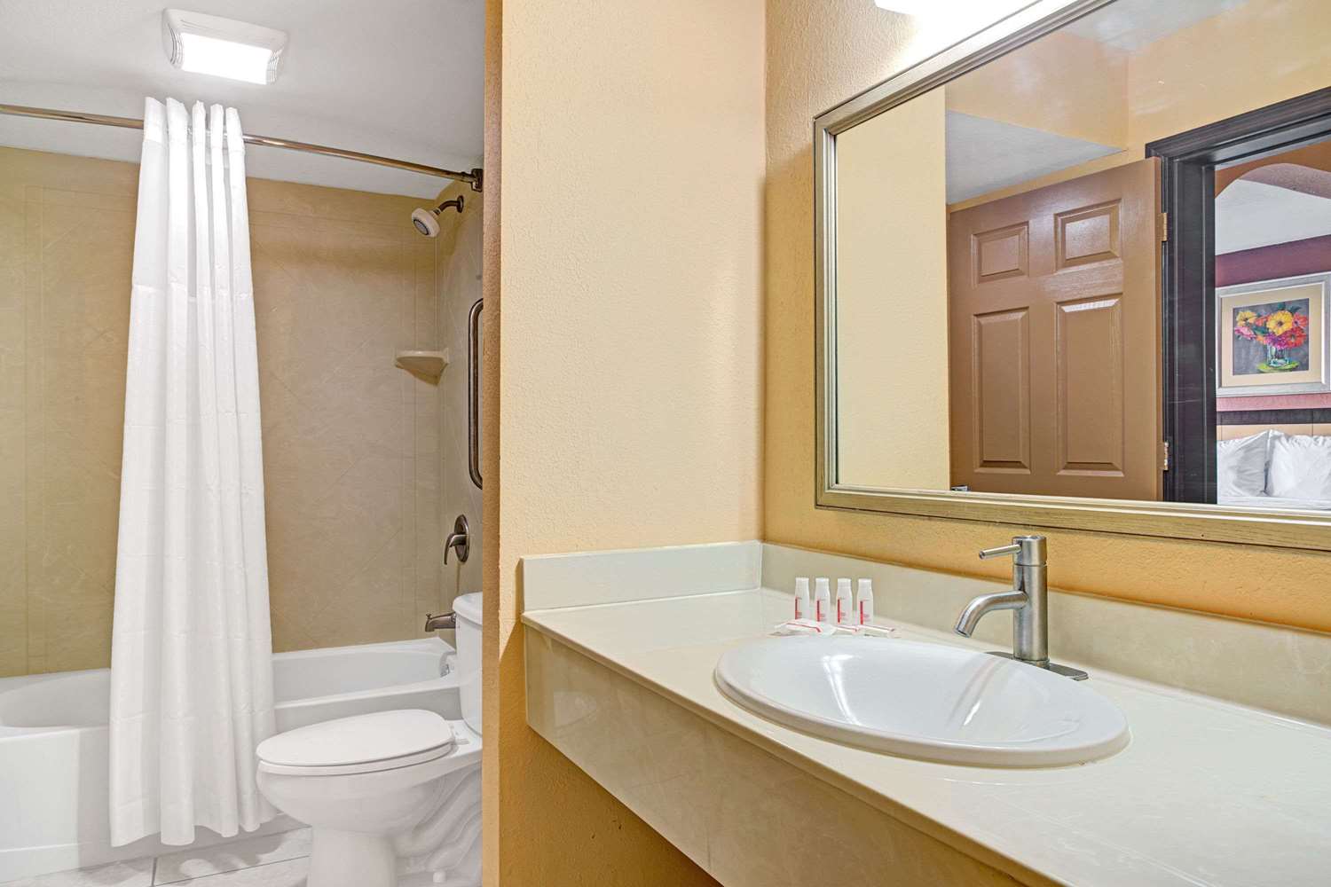 Days Inn & Suites by Wyndham Tampa near Ybor City 10/11