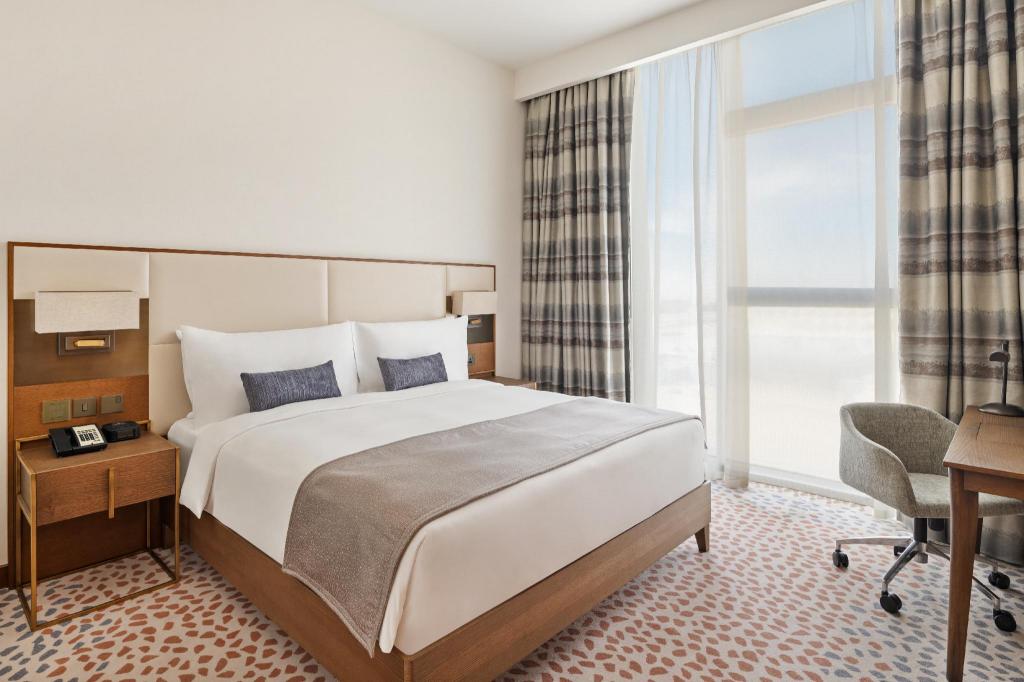 Studio, Suite, King Bed, City View, Smoking