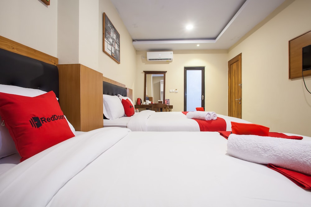 RedDoorz Premium @ Jalan Cengkeh Malang 6/20