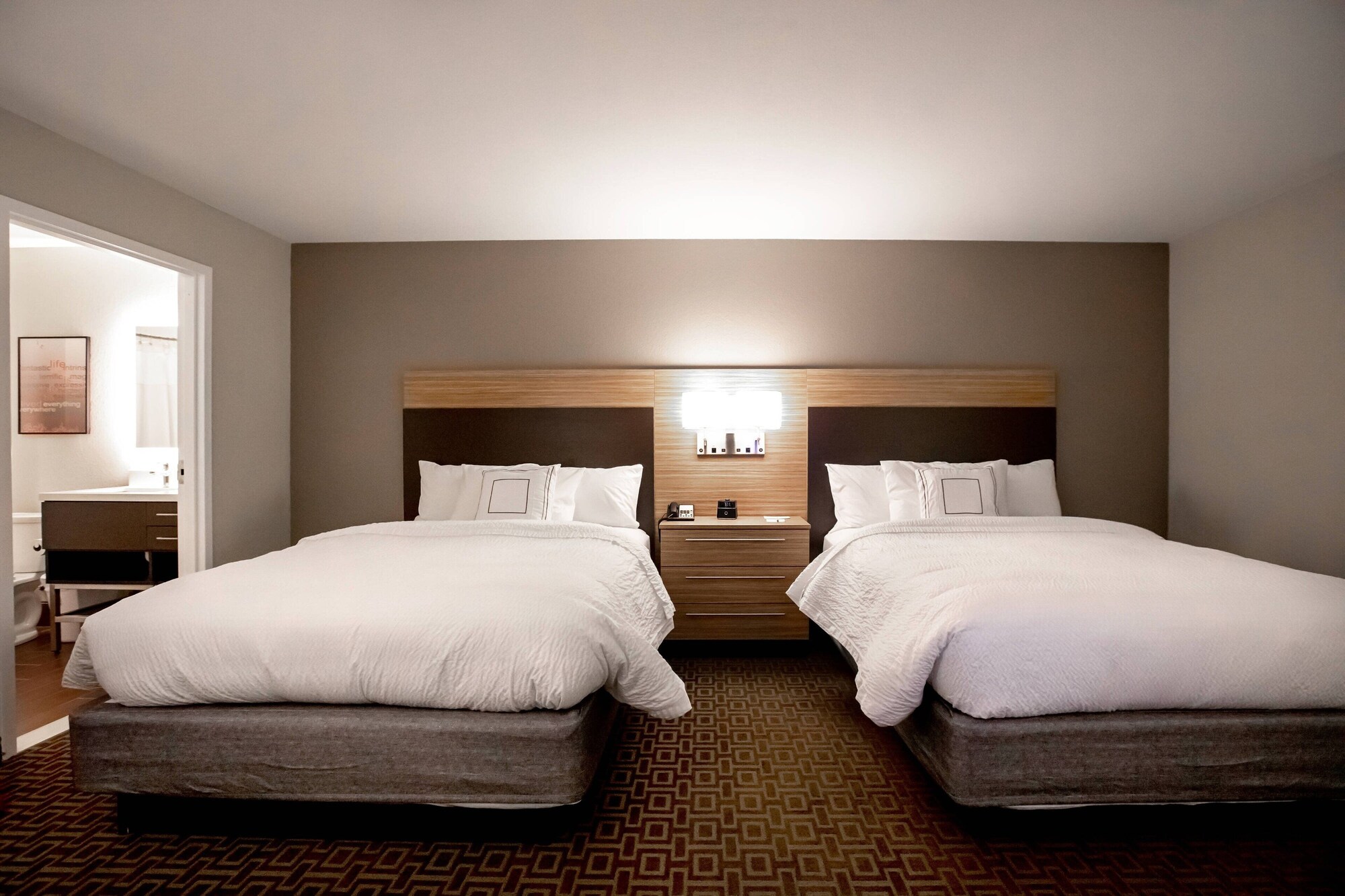 studio, 2 queen beds