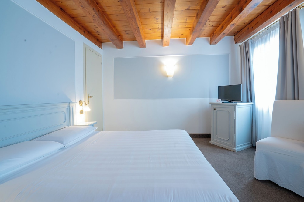 SUPERIOR, DOUBLE OR TWIN BED, CANAL VIEW