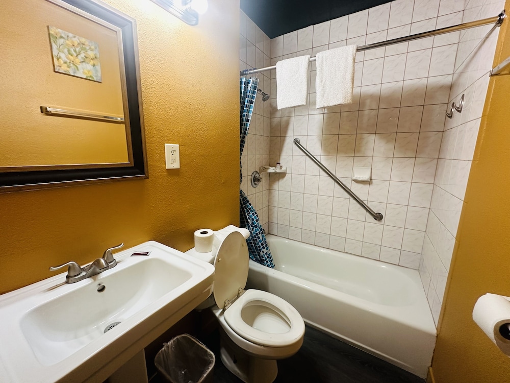 Casa Blanca Inn & Suites 61/67