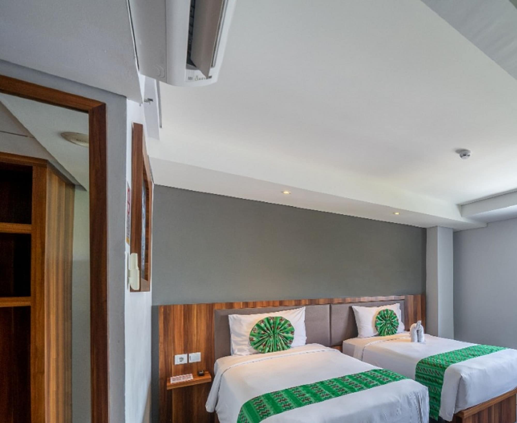 Express, Twin Beds