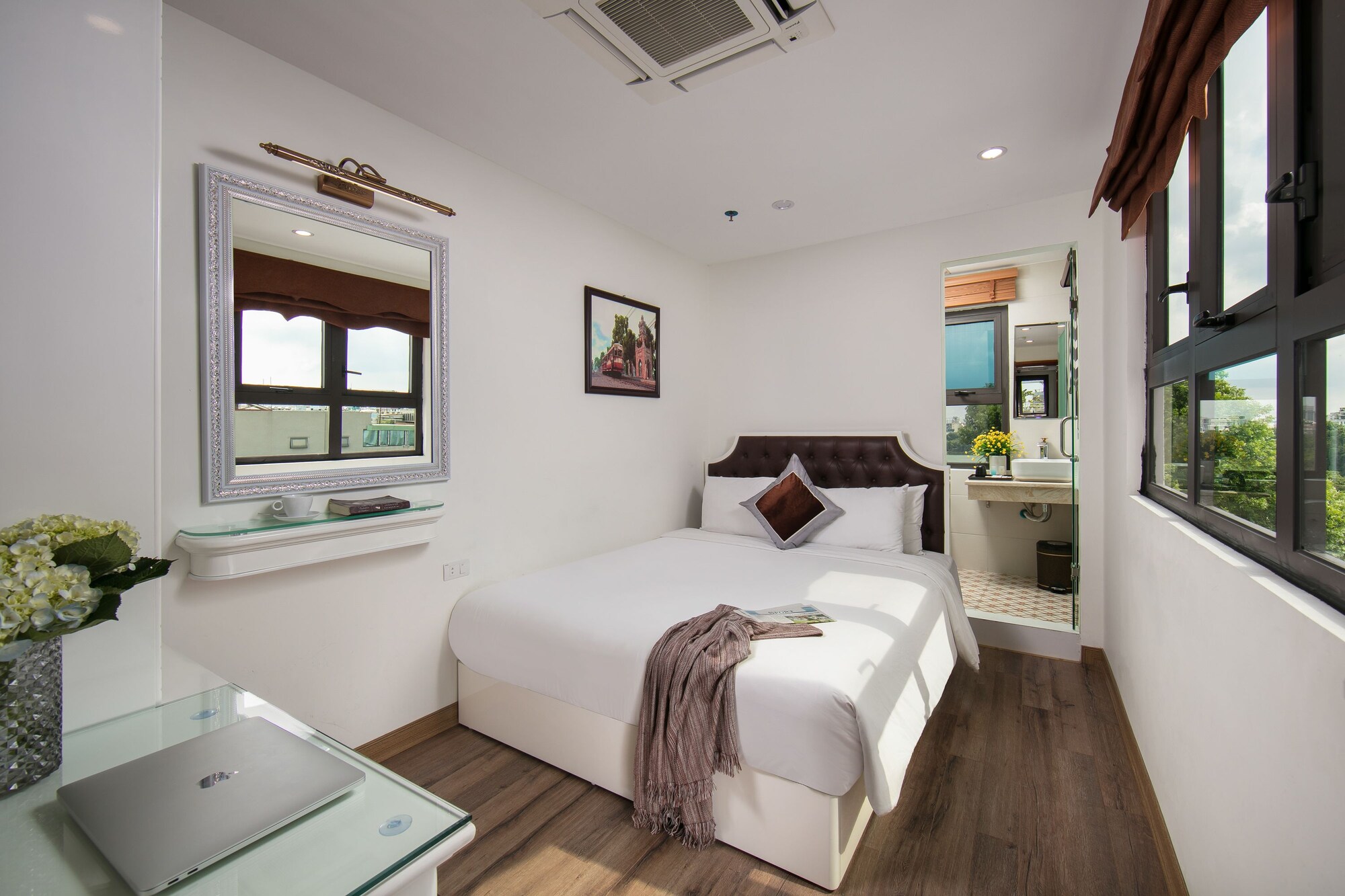 DELUXE, QUEEN BED, LAKE VIEW