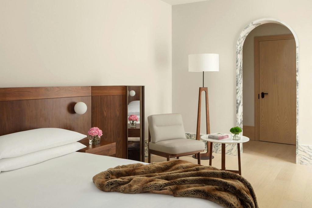 1 Bedroom, Loft, Deluxe, Suite, King Bed, Lake View, Attic