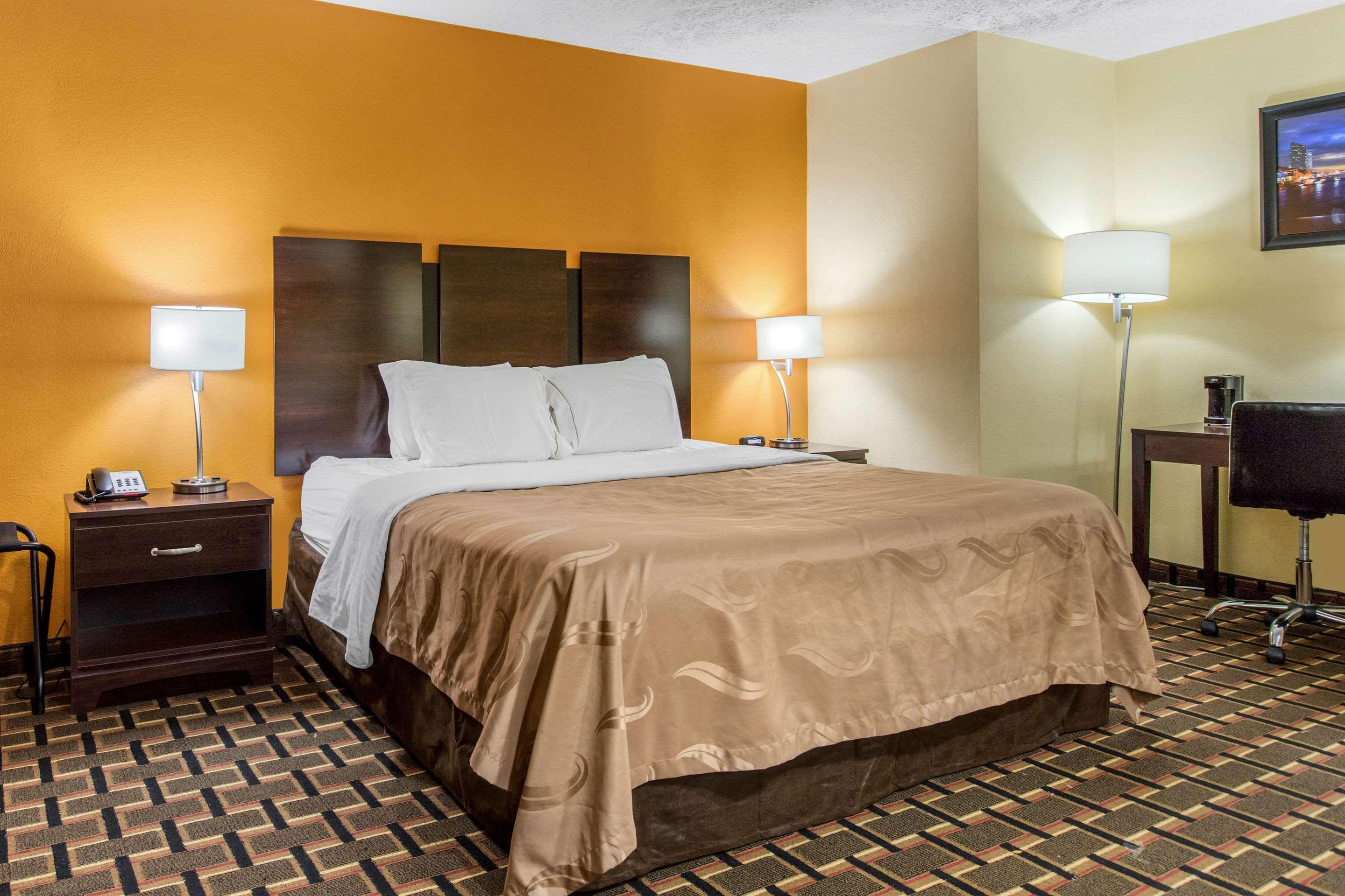 SUITE, QUEEN BED