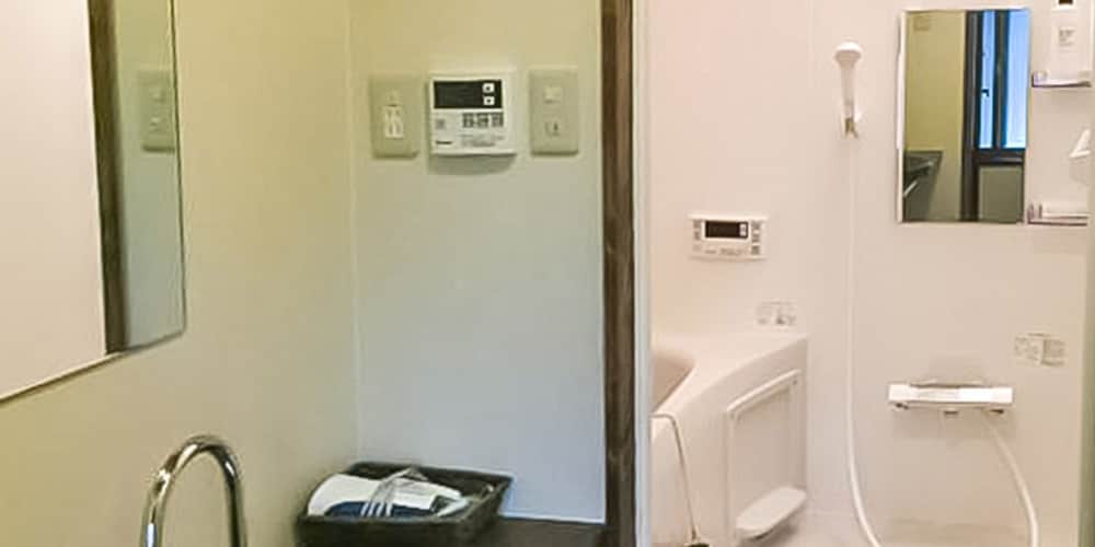GROUP ROOM, PRIVATE BATHROOM