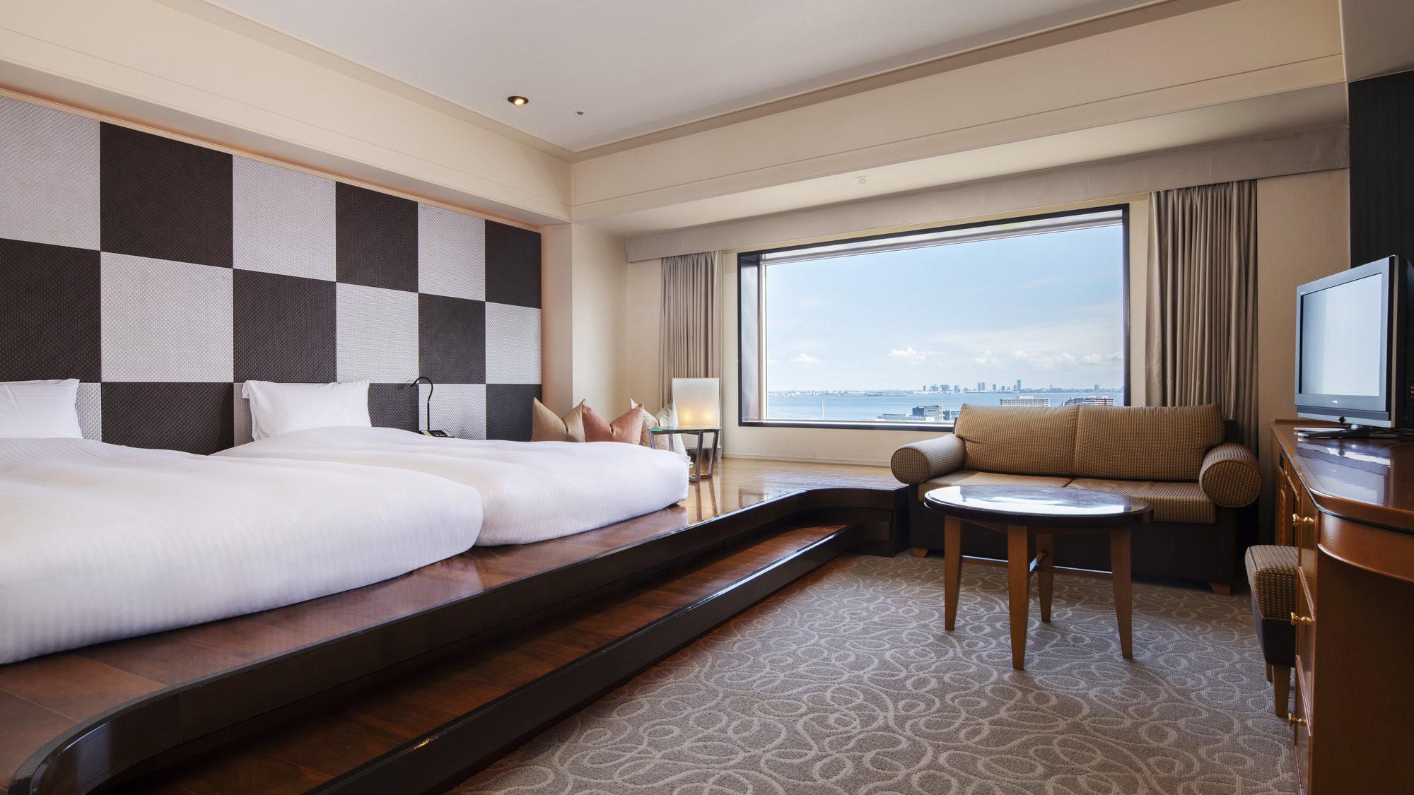 East, Twin Beds, Bay View