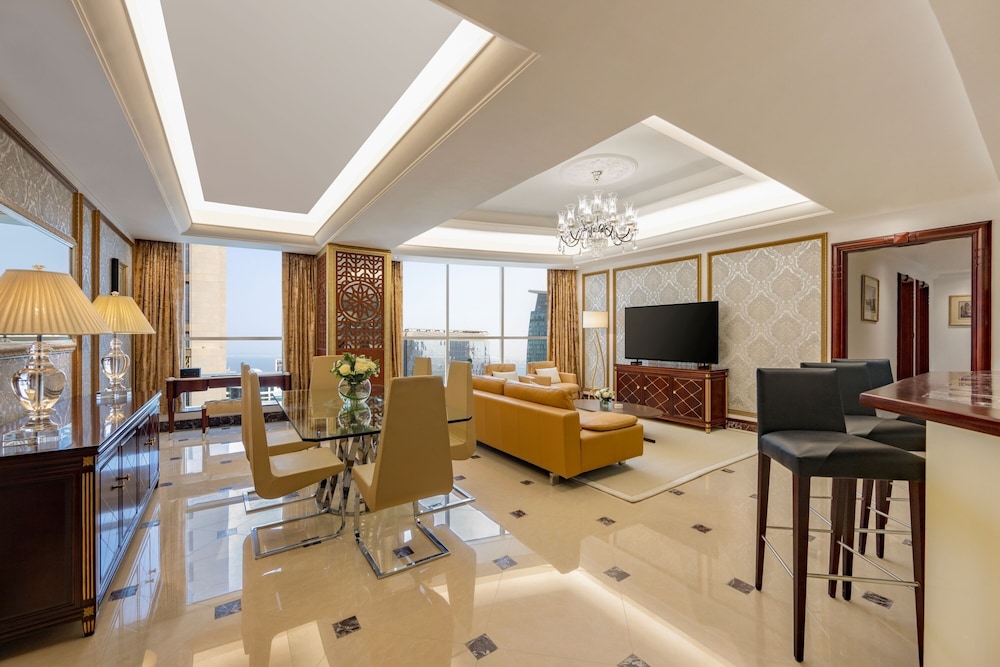 Dusit Hotel And Suites 49/64