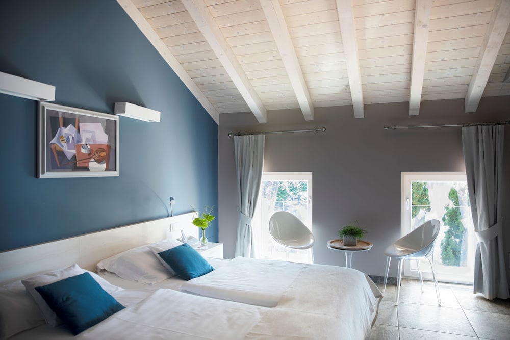 غرفة بسرير كينج بإطلالة على البحيرة، Relais Villa Porta 2/10