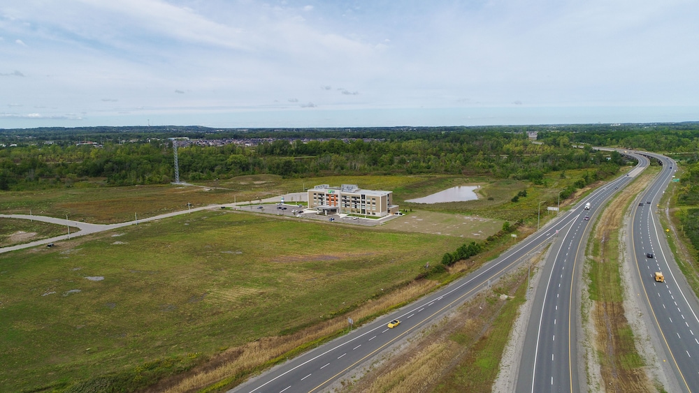 Holiday Inn Express and Suites Welland 36/65