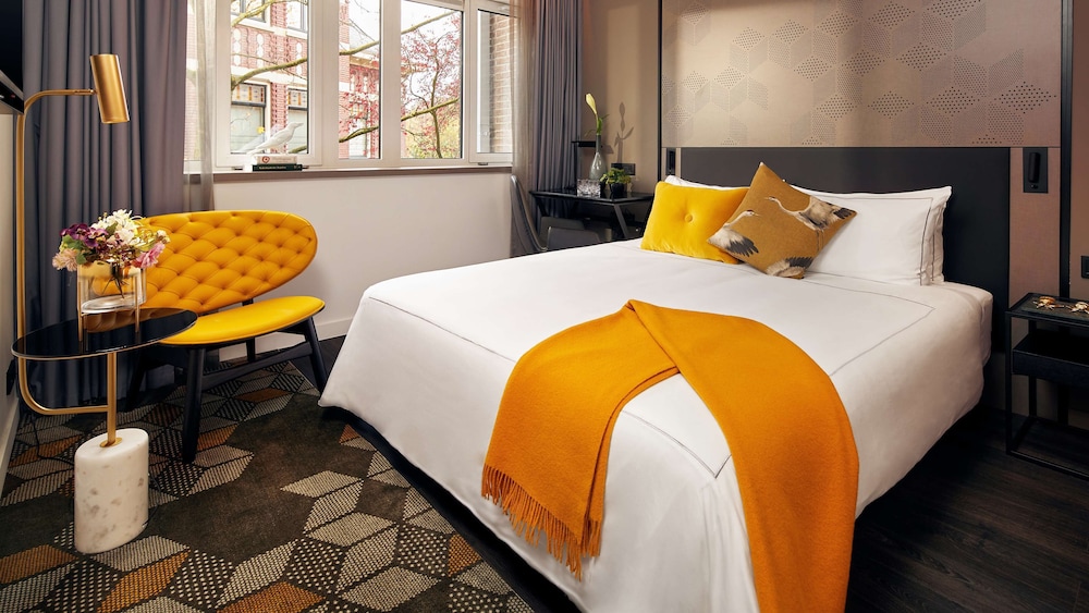 SUPERIOR, QUEEN BED