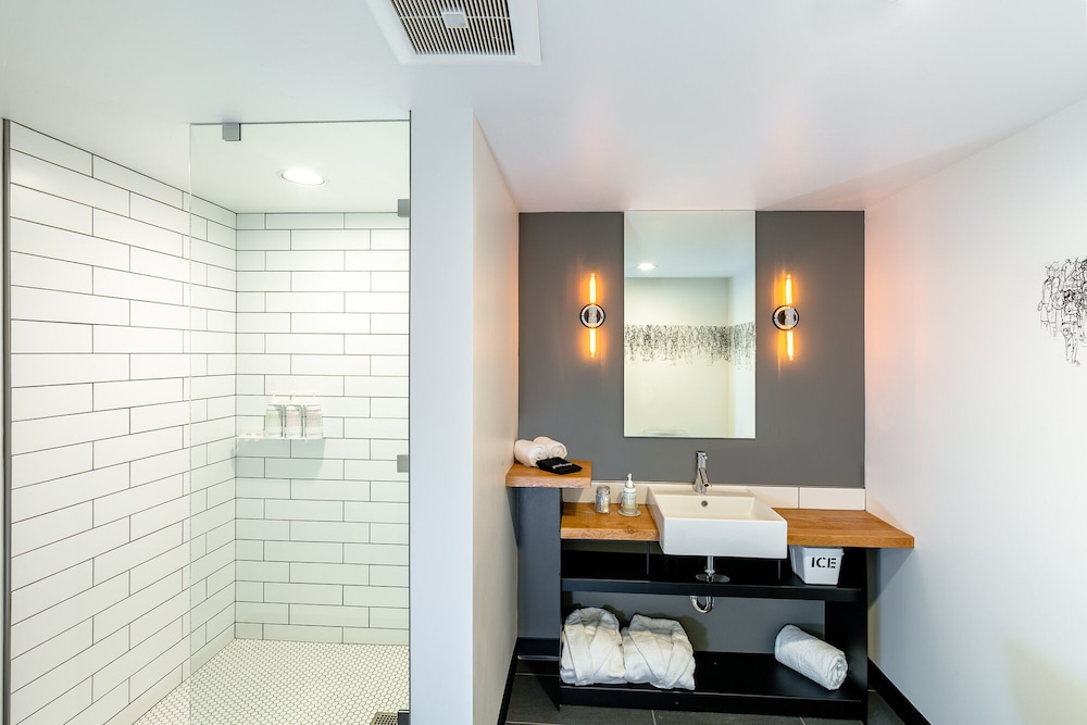 Grand Avenue, Deluxe, King Bed، The LARK Bozeman 4/4
