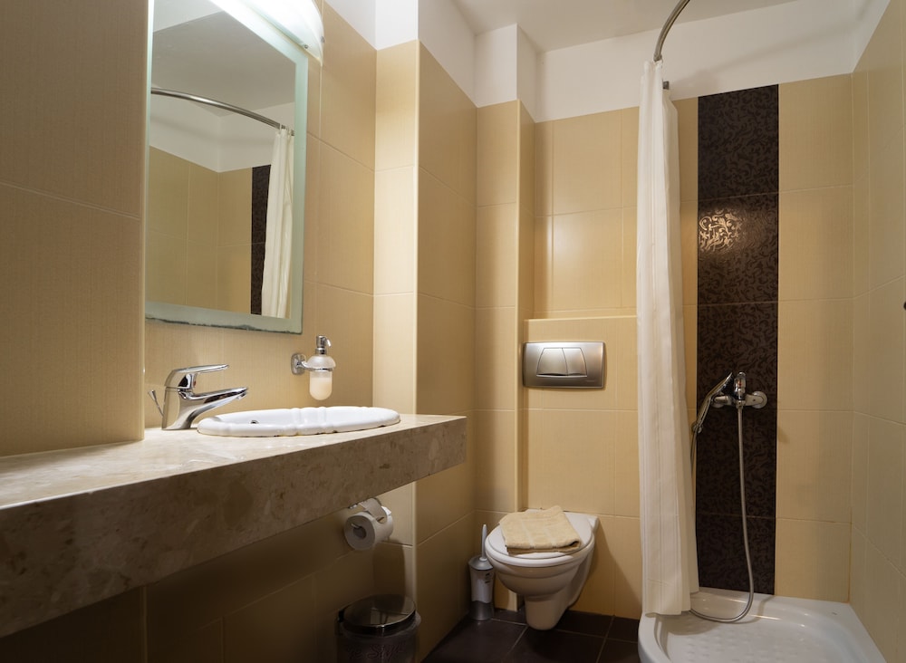 GOLDEN ROSE SUITES 60/62