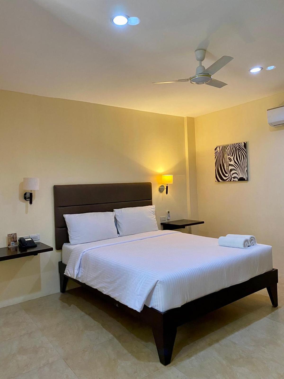 Deluxe, West Wing