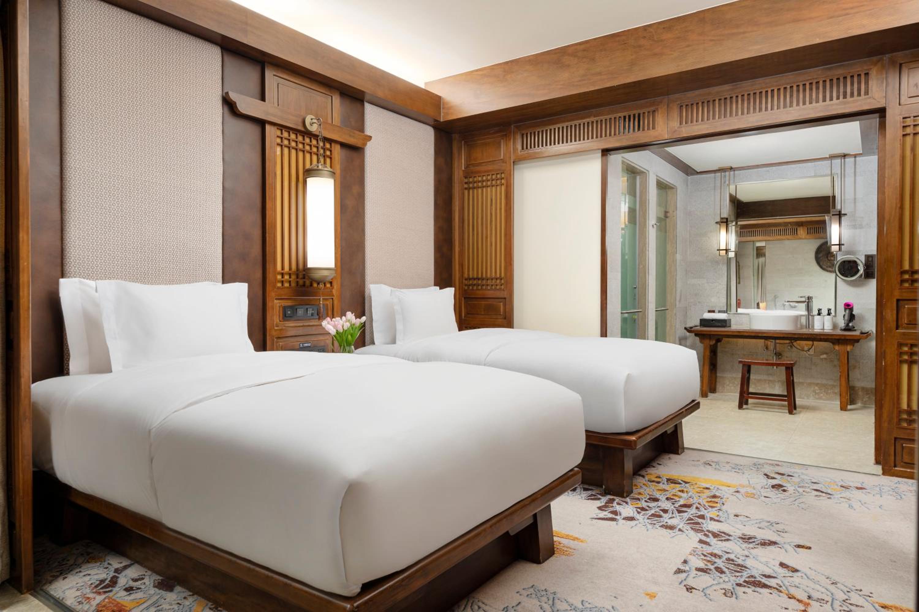 جناح جونيور بسرير فردي مع دخول صالة النادي، INTERCONTINENTAL LIJIANG ANCIENT TOWN RESORT 2/8