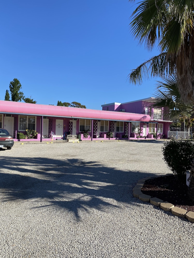 Paddle Steamer Motel 25/41