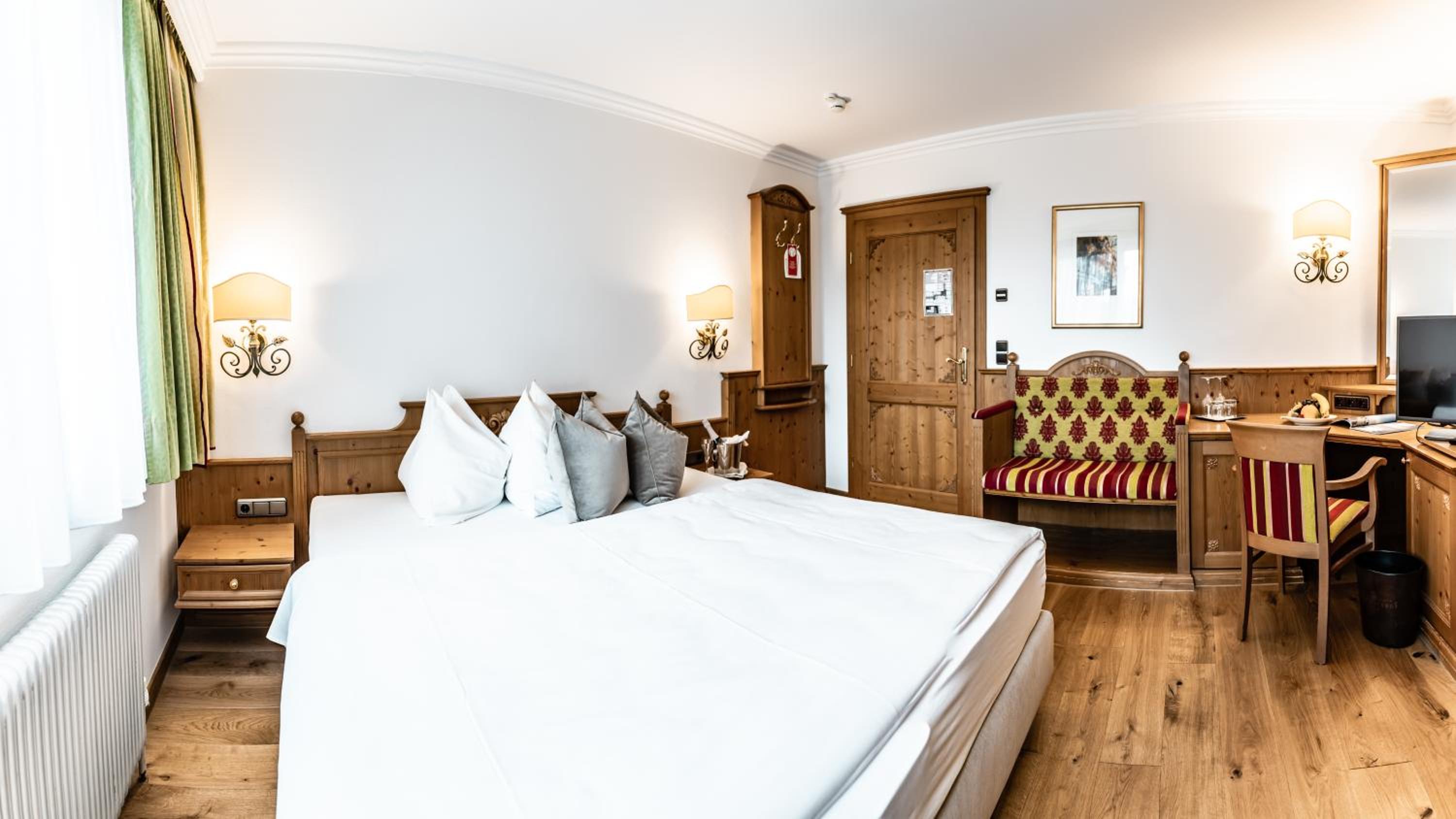 Deluxe, Double Bed, Garden or Parking View، Hubertushof 4/10