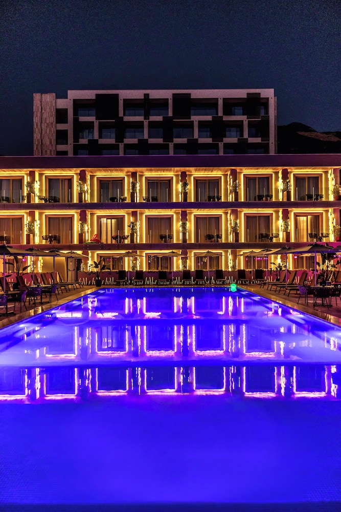 Hotel Vlora Priam, Affiliated by Melia 7/65