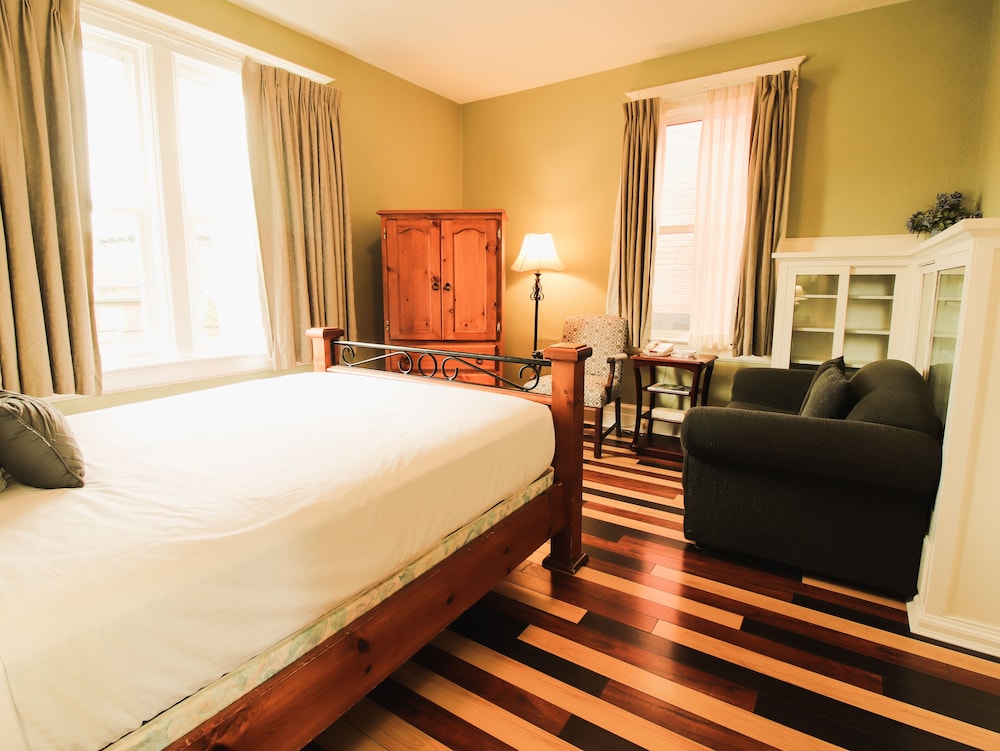 STUDIO, QUEEN BED
