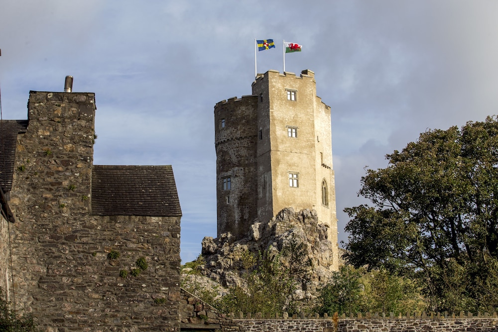 Roch Castle Hotel 20/22