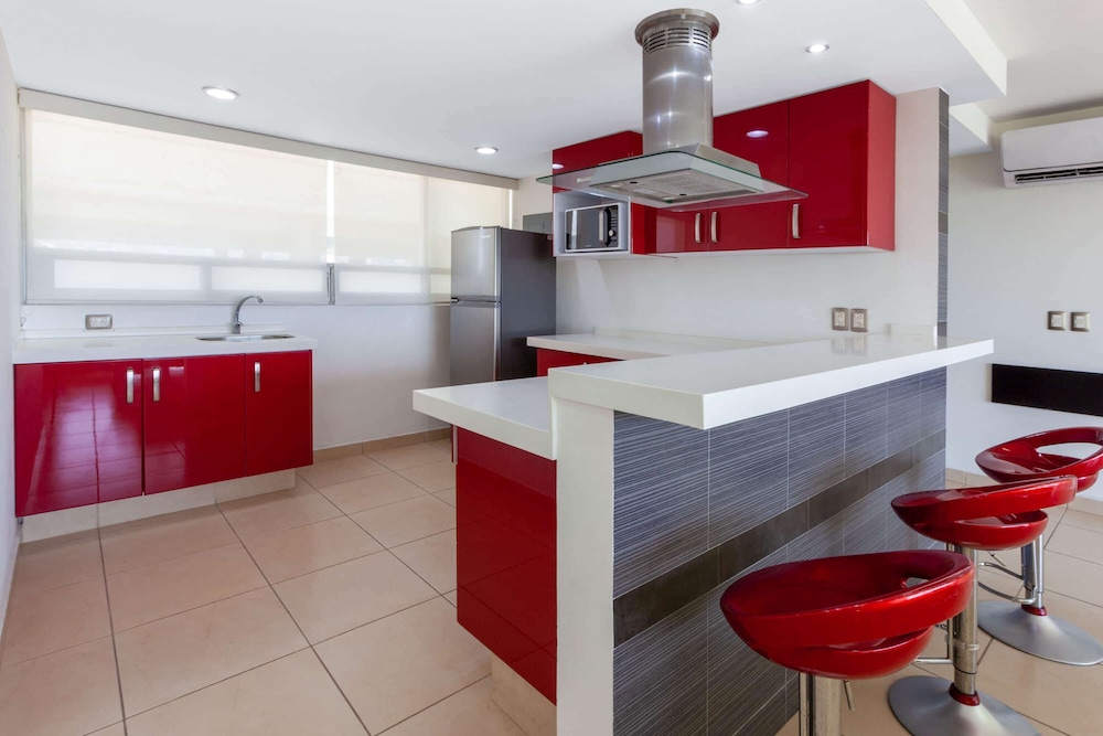 Ramada by Wyndham Acapulco Hotel and Suites 6/61