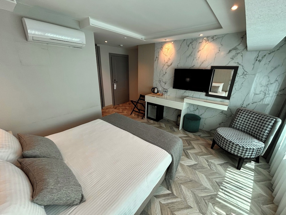The Roomy Hotel Nisantasi 12/25