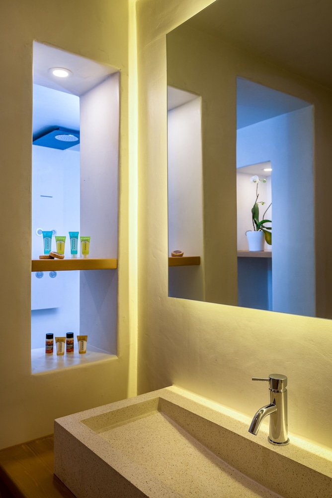 Amphora Hotel 47/50