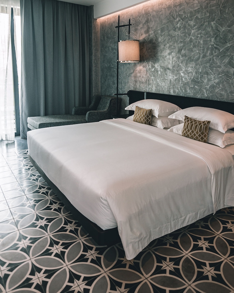 Deluxe, King Bed, Pool View, Bathtub