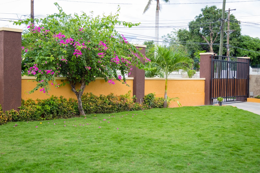 Centrally Located Guest Apartments 15/20