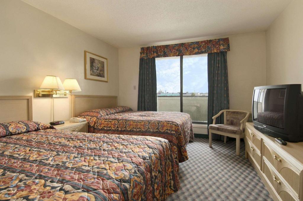 Efficiency, 2 Queen Beds