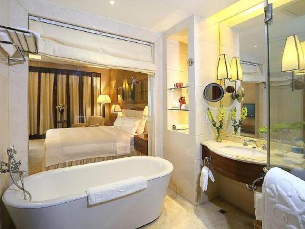 Regency Hotel Shantou 53/54