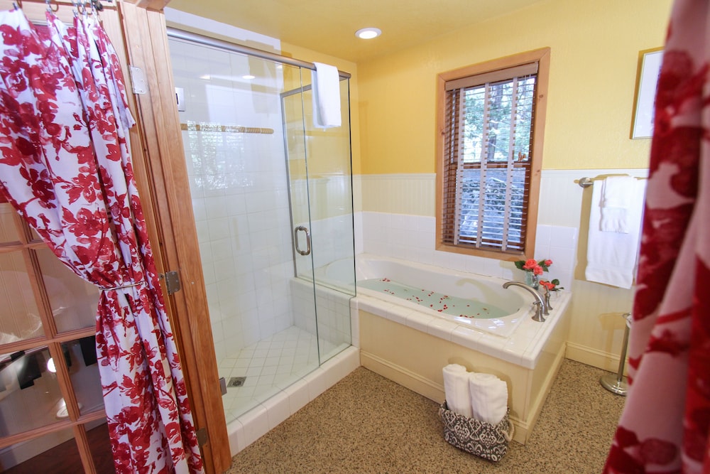 Elliott House Bed and Breakfast 12/67