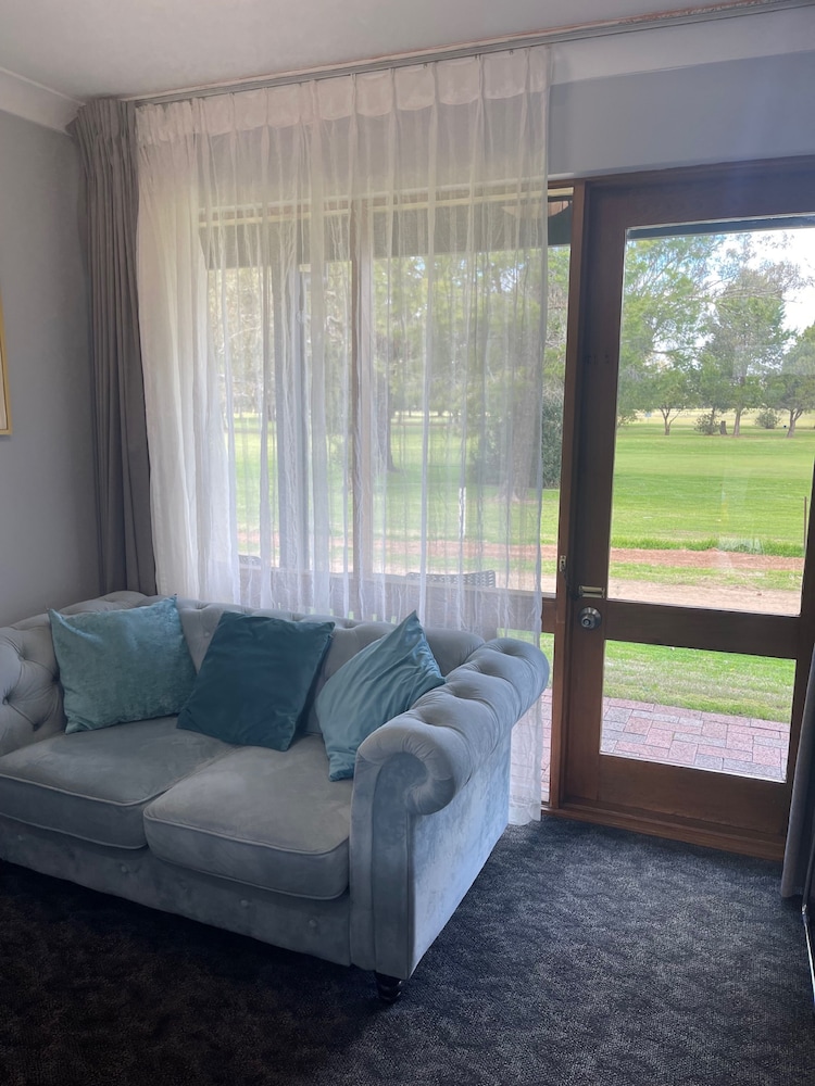 Town &amp; Country Motor Inn Forbes 24/30