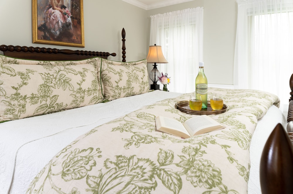 Semi Basement, Suite, King Bed, Private Bathroom