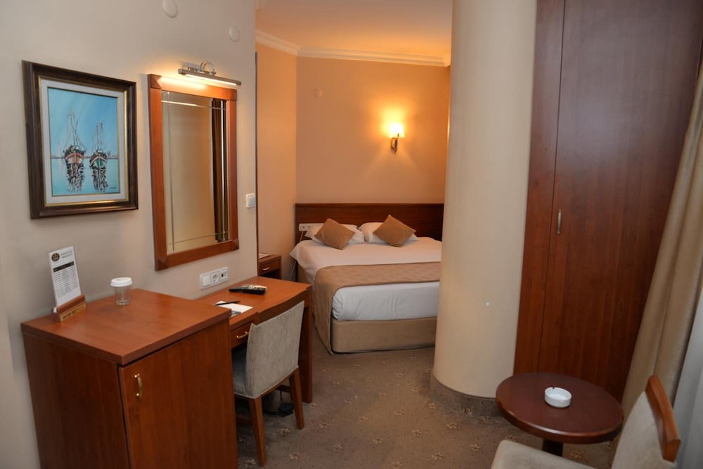 Golden Siyav Hotel 27/75