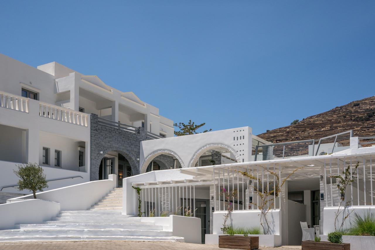 Mr & Mrs White Tinos 34/44