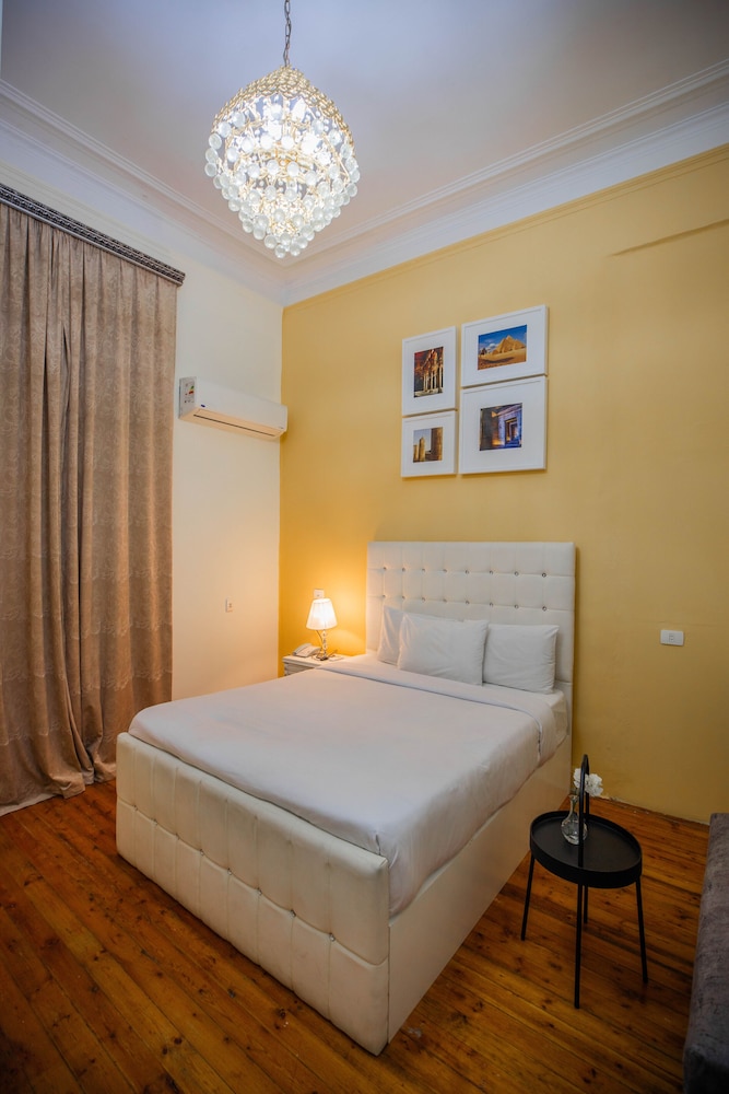 The Square Boutique Hotel 62/70