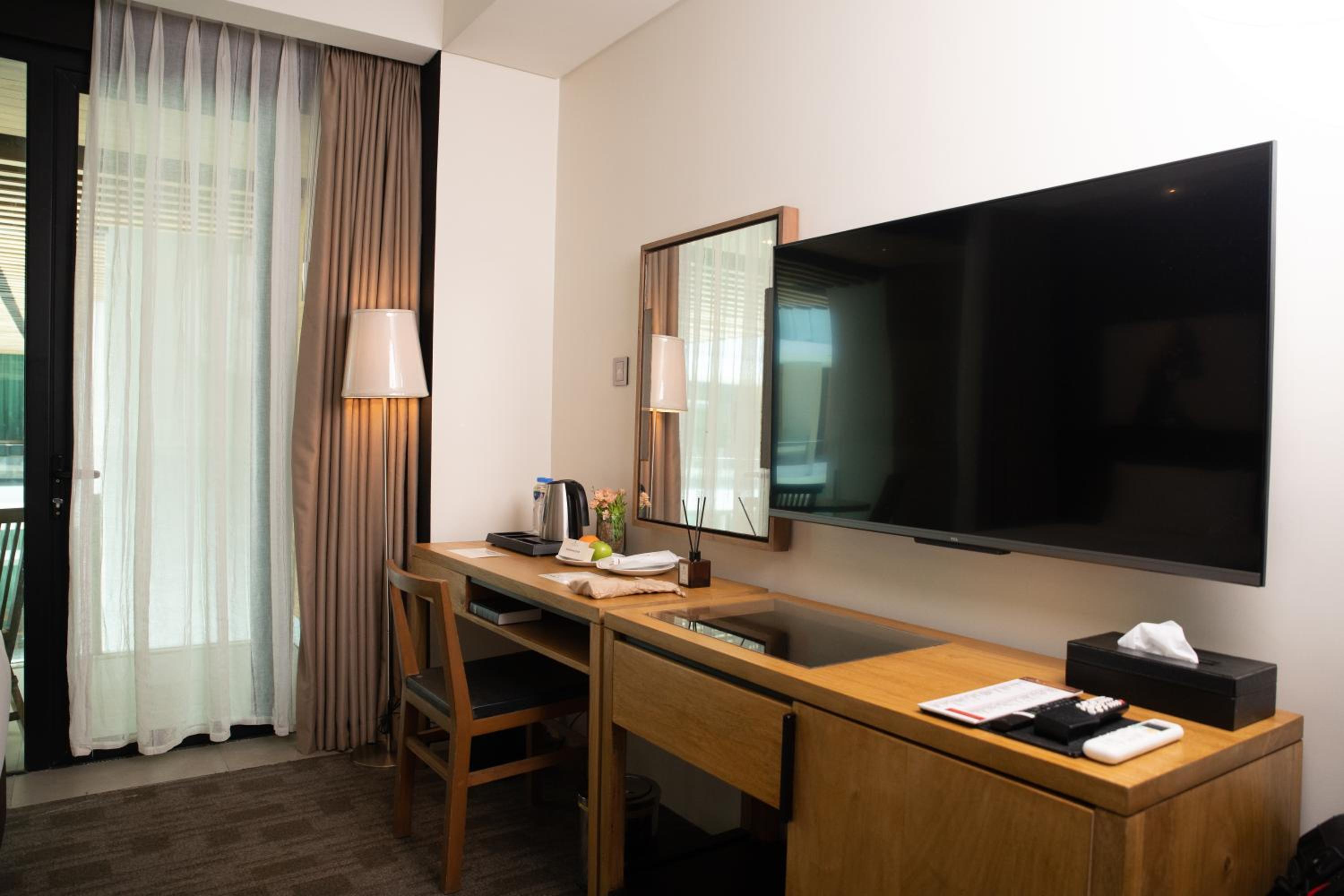 Deluxe, Queen Bed, Escala Tagaytay 3/3