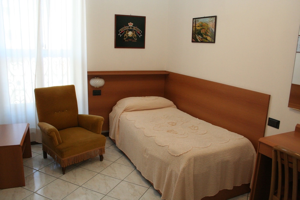 ROOM, SINGLE