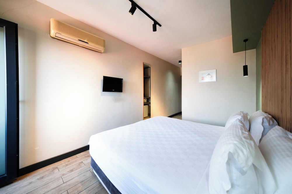 Leons Hotel 12/50