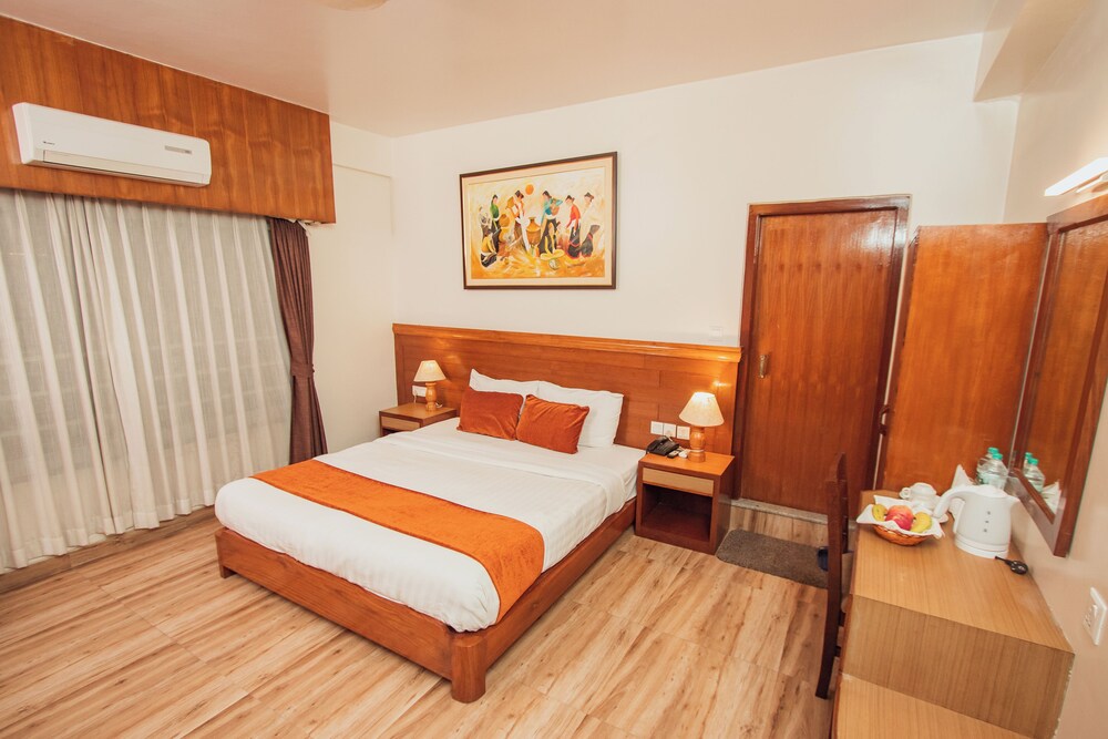 DELUXE, DOUBLE OR TWIN BED