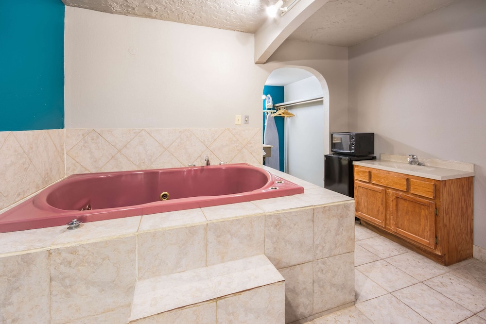 Econo Lodge Inn and Suites Oklahoma City 21/31