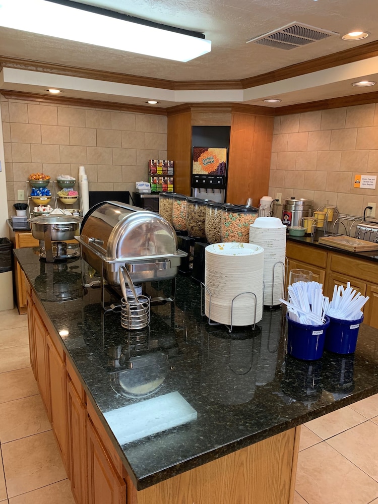 Days Inn & Suites by Wyndham Logan 29/37